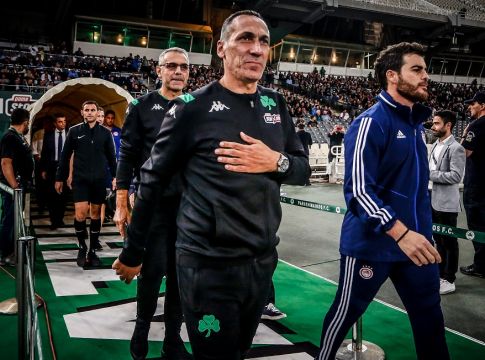 «Πάμε όλοι μαζί μπροστά»: Η ομιλία Δώνη στα αποδυτήρια και το χειροκρότημα των παικτών