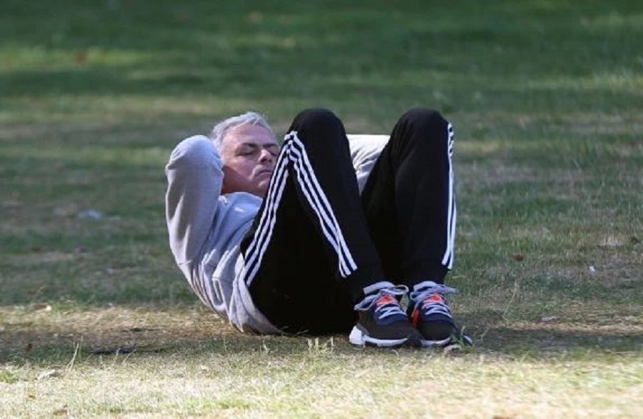 Ο Μουρίνιο γυμνάζεται σε πάρκο του Λονδίνου (pics)