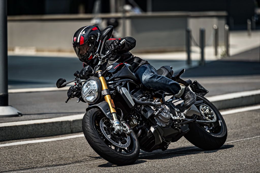 Ducati Monster 1200 S «Black on Black»