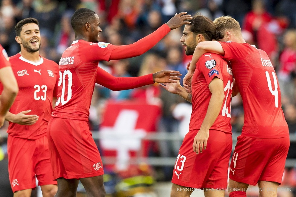 Νίκες για Ελβετία και Ρουμανία, «κόλλησε» η Δανία