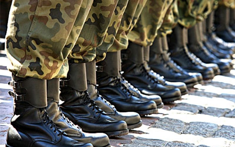 Στρατός : Ολοι θέλουν να κάνουν τη θητεία τους, αλλά… δεν υπάρχουν άρβυλα