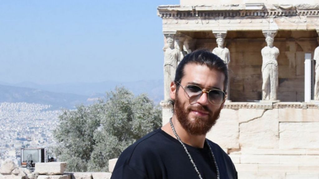 Σάλος με την άσεμνη χειρονομία του Τζαν Γιαμάν με φόντο την ελληνική σημαία (pic)