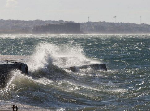 Καιρός: Επιμένουν οι ισχυροί άνεμοι στο Αιγαίο