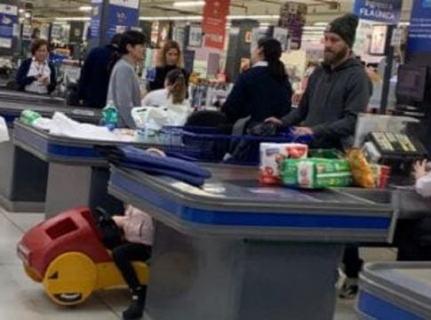 Πήγε για ψώνια στο σούπερ μάρκετ οικογενειακώς ο Ντε Ρόσι (pics)