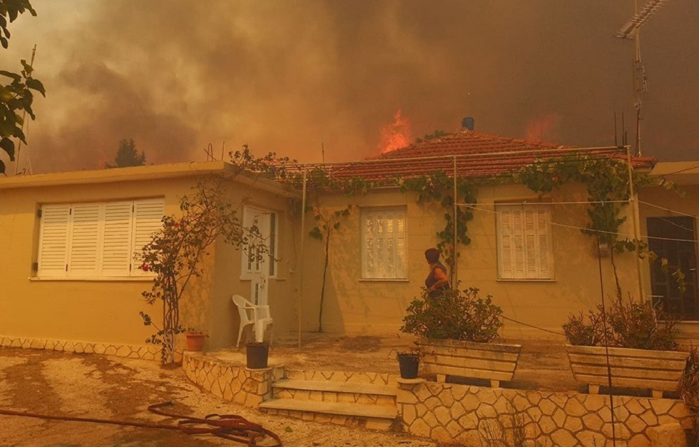 Έκτακτο: Καίγονται σπίτια στη Ζάκυνθο