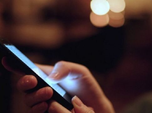 Γιατί απαγορεύεται να κοιτάζετε το κινητό σας πριν κοιμηθείτε