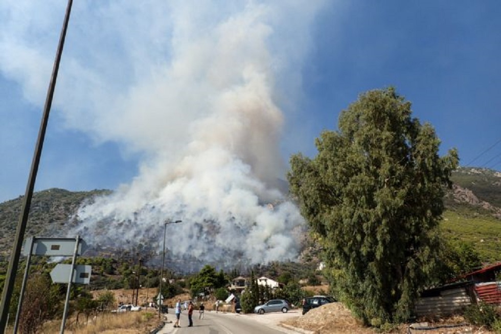 Μεγάλη φωτιά στο Λουτράκι – Απομακρύνθηκαν 50 άτομα (pics)