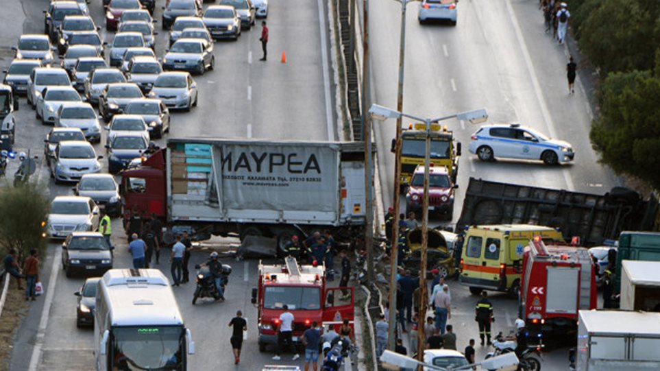 Ανατροπή νταλίκας στην Αθηνών – Κορίνθου με τρεις τραυματίες (vid)