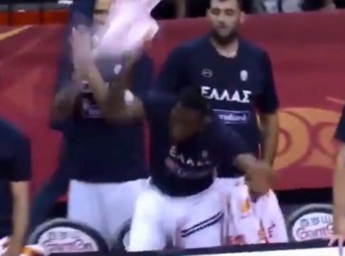 Ο Γιάννης κάρφωσε, ο Θανάσης πανηγύρισε έξαλλα και ο Μπουρούσης επέβαλε την τάξη (vid)