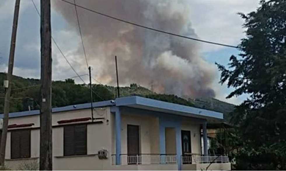 Φωτιά στο Αγρίνιο: Μεγάλη κινητοποίηση της Πυροσβεστικής (pics/vid)