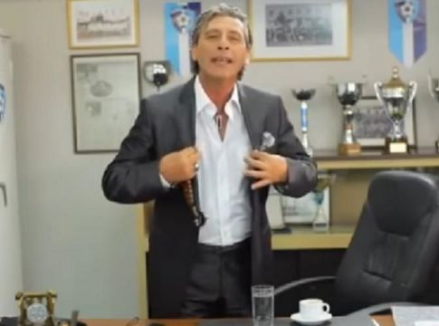 Τάκης Σπυριδάκης: Όταν άφηνε εποχή με «αγαπούλα πούλα» και «Πίου το μαύρο πιστόλι»