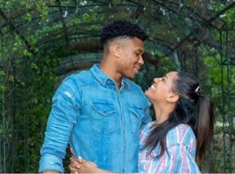 Ο Γιάννης ευχήθηκε στην κοπέλα του (pic)