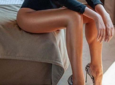 «Φωτιά» τα… ατελείωτα πόδια της Ελληνίδας παρουσιάστριας!