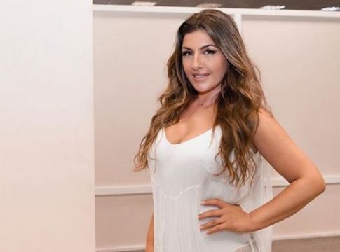 Και όμως σε αυτά τα βίντεο η Έλενα Παπαρίζου είναι 17 ετών