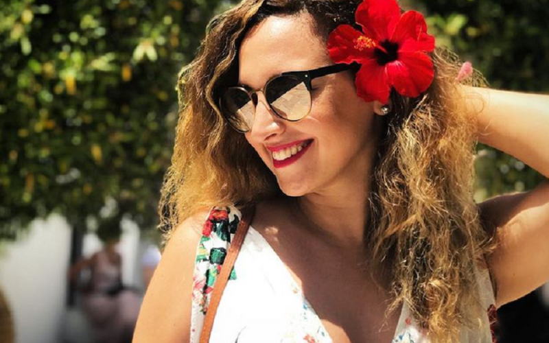 Η Κλέλια Πανταζή ποζάρει με φουσκωμένη κοιλίτσα στην αγκαλιά του συζύγου της