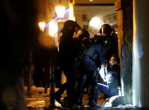 Εκτεταμένα επεισόδια από Άγγλους χούλιγκαν στην Πράγα (vid)