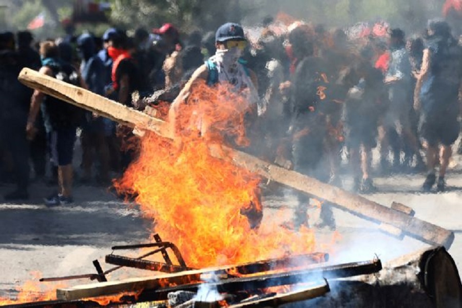 Συγκλονιστικές εικόνες: Ωμή βία στη Χιλή, πυροβολούν διαδηλωτές εν ψυχρώ
