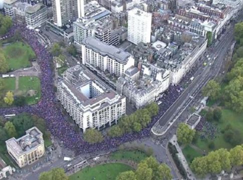 Brexit: Εκατοντάδες χιλιάδες διαδηλωτές ζητούν δημοψήφισμα