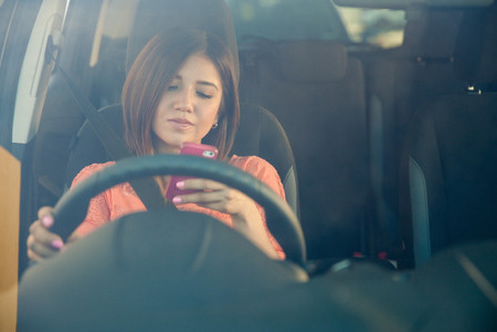 Οδήγηση με χρήση hands-free δεν είναι ασφαλής