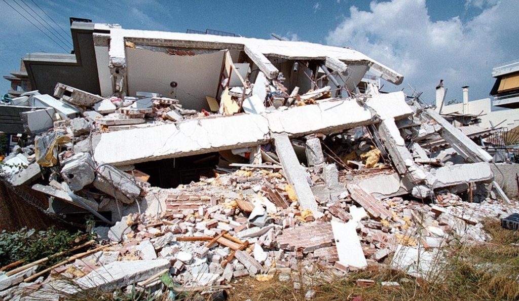 Σεισμός : «Έτσι γλίτωσα από τα συντρίμμια το 1999»