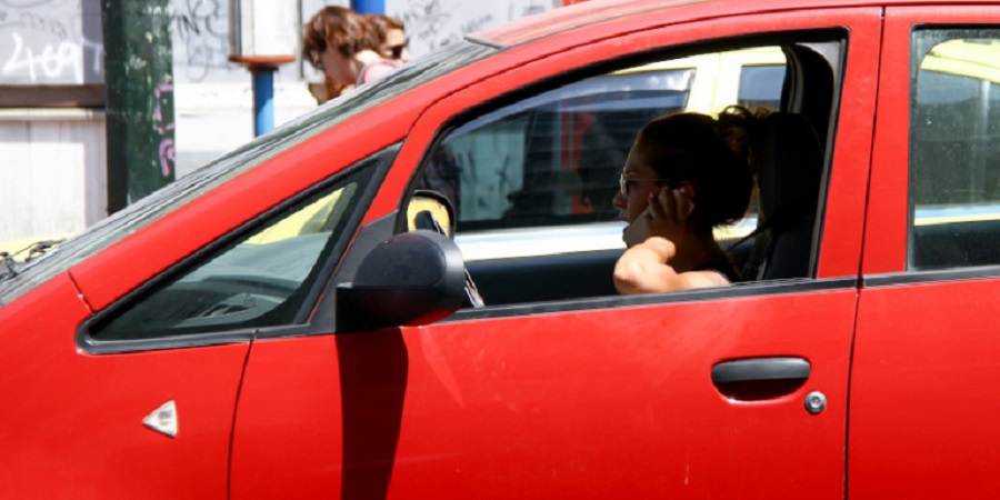 Γιατί είναι «κολλημένοι» με το κινητό στην οδήγηση οι Έλληνες; Βαριά τα πρόστιμα