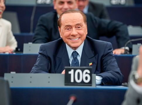 Μπερλουσκόνι: «Δώστε πίσω τη Μίλαν»