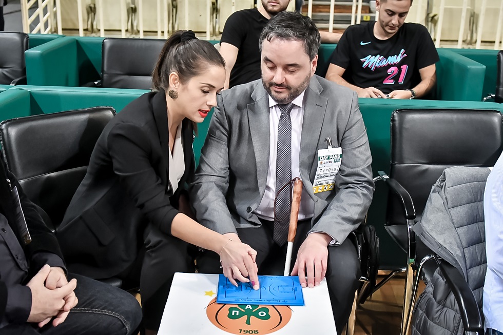 Η ΚΑΕ Παναθηναϊκός και το σύστημα Braille βοηθούν τυφλό φίλαθλο να δει το ματς