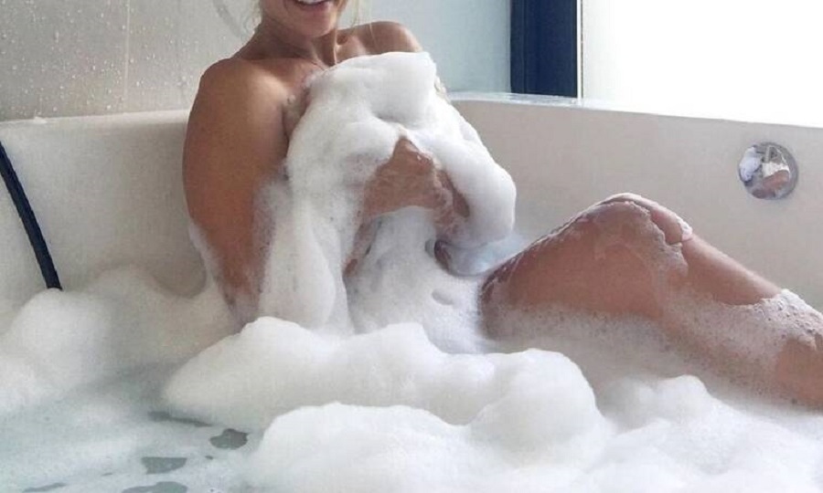 Δεν φαντάζεστε ποια φωτογραφήθηκε γυμνή στην μπανιέρα