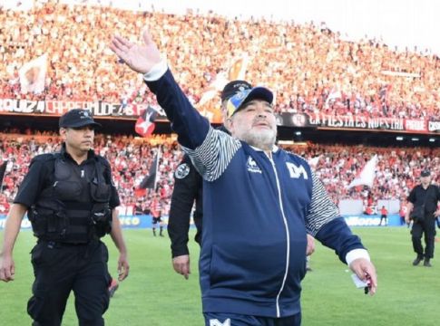 Η Νιούελς ετοίμασε «λαϊκό προσκύνημα» στον «Θεό» Μαραντόνα (vids)