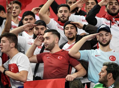 Γαλλία- Τουρκία: Τούρκοι χαιρετούν στρατιωτικά στον εθνικό ύμνο, φωνάζοντας συνθήματα (pics+vids)