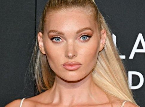 Elsa Hosk: Ποζάρει γυμνή με ένα φίδι 27 κιλών! (pics/vid)