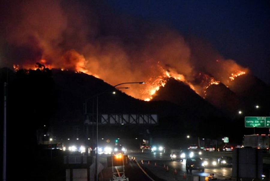 Καλιφόρνια: Οι φλόγες απειλούν τις πλούσιες συνοικίες