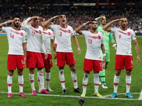 Οι Τούρκοι ξαναχτύπησαν με στρατιωτικό χαιρετισμό
