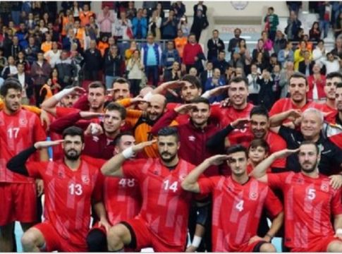 Τούρκος παίκτης της ΑΕΚ χαιρετάει στρατιωτικά – Την απομάκρυνσή του ζητούν οι οπαδοί της ομάδας (pic)