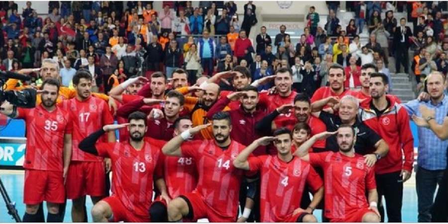 Τούρκος παίκτης της ΑΕΚ χαιρετάει στρατιωτικά – Την απομάκρυνσή του ζητούν οι οπαδοί της ομάδας (pic)