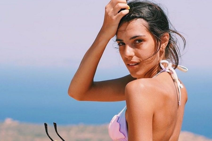 Η Αννα Μαρία Βέλλη ποζάρει topless δίπλα στο αγόρι της