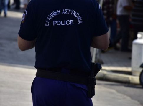 Λεωφόρος Κύμης: Συναγερμός για άνδρα που απειλεί να πέσει από πεζογέφυρα