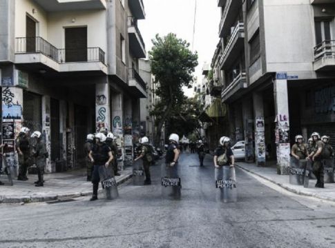 Επιχείρηση της ΕΛ.ΑΣ σε δύο υπό κατάληψη κτίρια στα Εξάρχεια