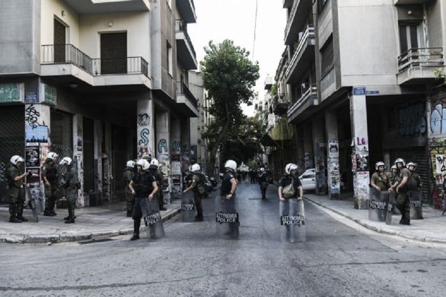 Η Αστυνομία εκκενώνει υπό κατάληψη κτίριο στα Εξάρχεια