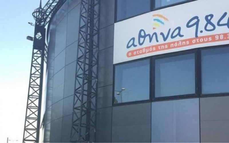 Εισβολή ατόμων στον «Αθήνα 9,84» – Προσαγωγές από την Αστυνομία