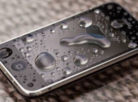 Πώς θα «σώσετε» ένα βρεγμένο smartphone