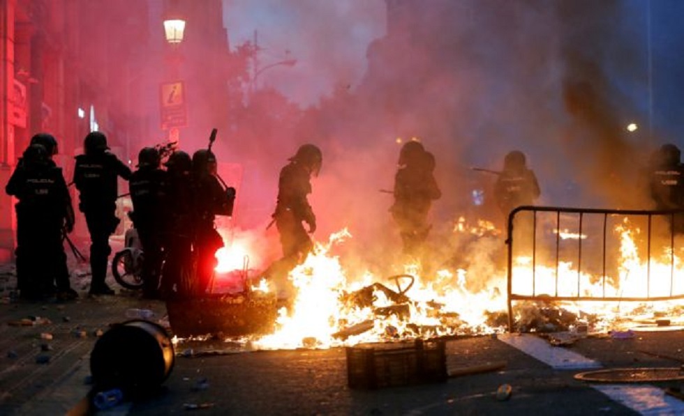 Βαρκελώνη: Βίαιες συγκρούσεις στο κέντρο – Η Μαδρίτη καλεί την πολιτοφυλακή