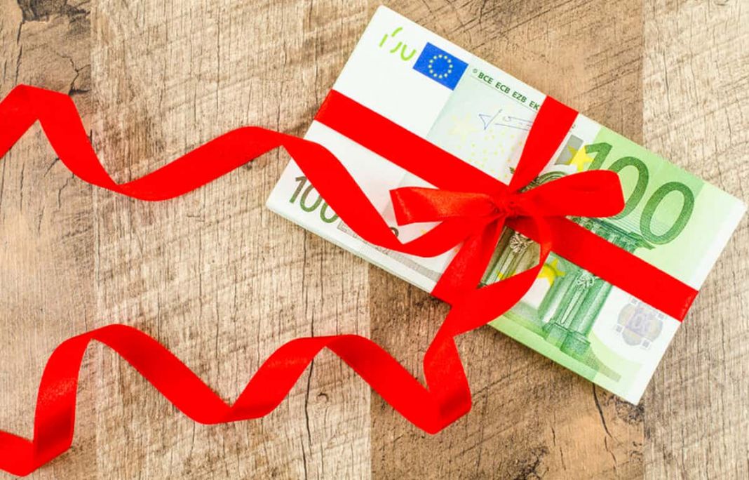 Πήγε καλεσμένη σε γάμο και άρπαξε τα φακελάκια με τα λεφτά | to10.gr Πήγε καλεσμένη σε γάμο και άρπαξε τα φακελάκια με τα λεφτά | to10.gr