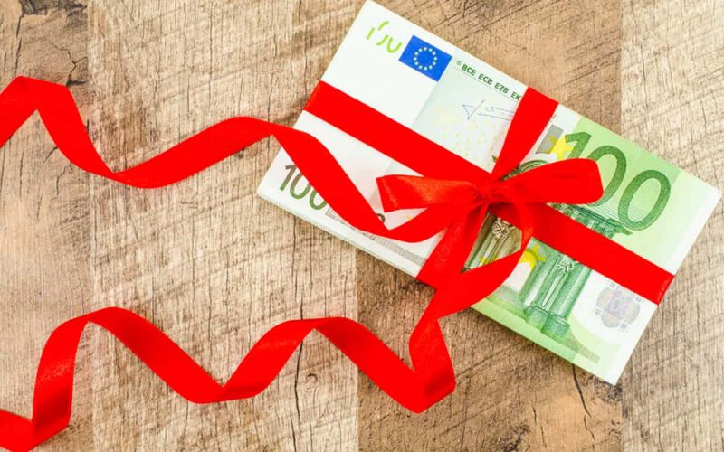 Πήγε καλεσμένη σε γάμο και άρπαξε τα φακελάκια με τα λεφτά