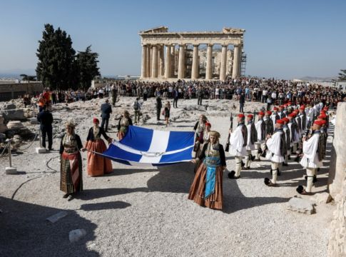 Έπαρση της σημαίας στην Ακρόπολη για τα 75 χρόνια από την απελευθέρωση της Αθήνας