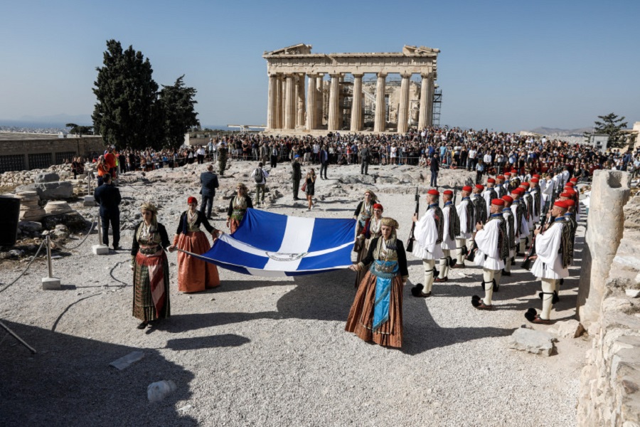 Έπαρση της σημαίας στην Ακρόπολη για τα 75 χρόνια από την απελευθέρωση της Αθήνας