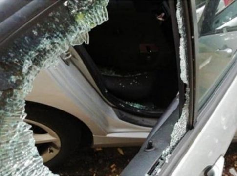 Εικόνες σοκ – Αυτοκίνητο διέλυσε φράκτη σπιτιού στο σημείο που παίζουν τα παιδιά (video)