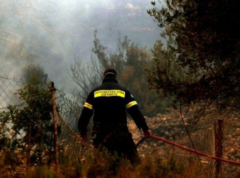 Σε εξέλιξη φωτιά στον Βαρνάβα κοντά σε σπίτια (pic)