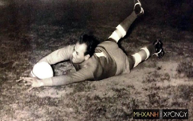 Η θρυλική ομάδα των ηθοποιών με τερματοφύλακα τον Λάμπρο Κωνσταντάρα και επιθετικό τον Νίκο Κούρκουλο (pics+vid)