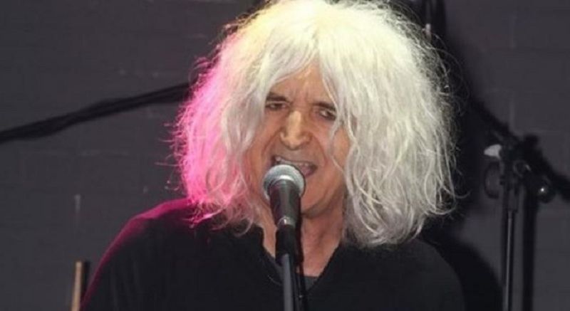 Νίκος Καρβέλας: Ποζάρει ως γνήσιος ροκάς με smokey eyes, στο πλευρό της Άννας Βίσση!